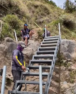 Pemasangan tangga besi Gunung Rinjani. (Instagram @rinjani_awesome)